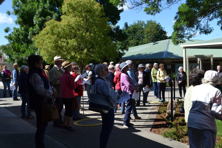 a photo of the large group of people visiting our Open Garden event.